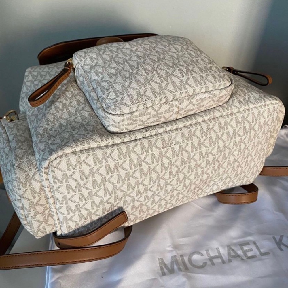 Michael Kors Abbey Cargo backpack with wallet - Picture 2 of 6